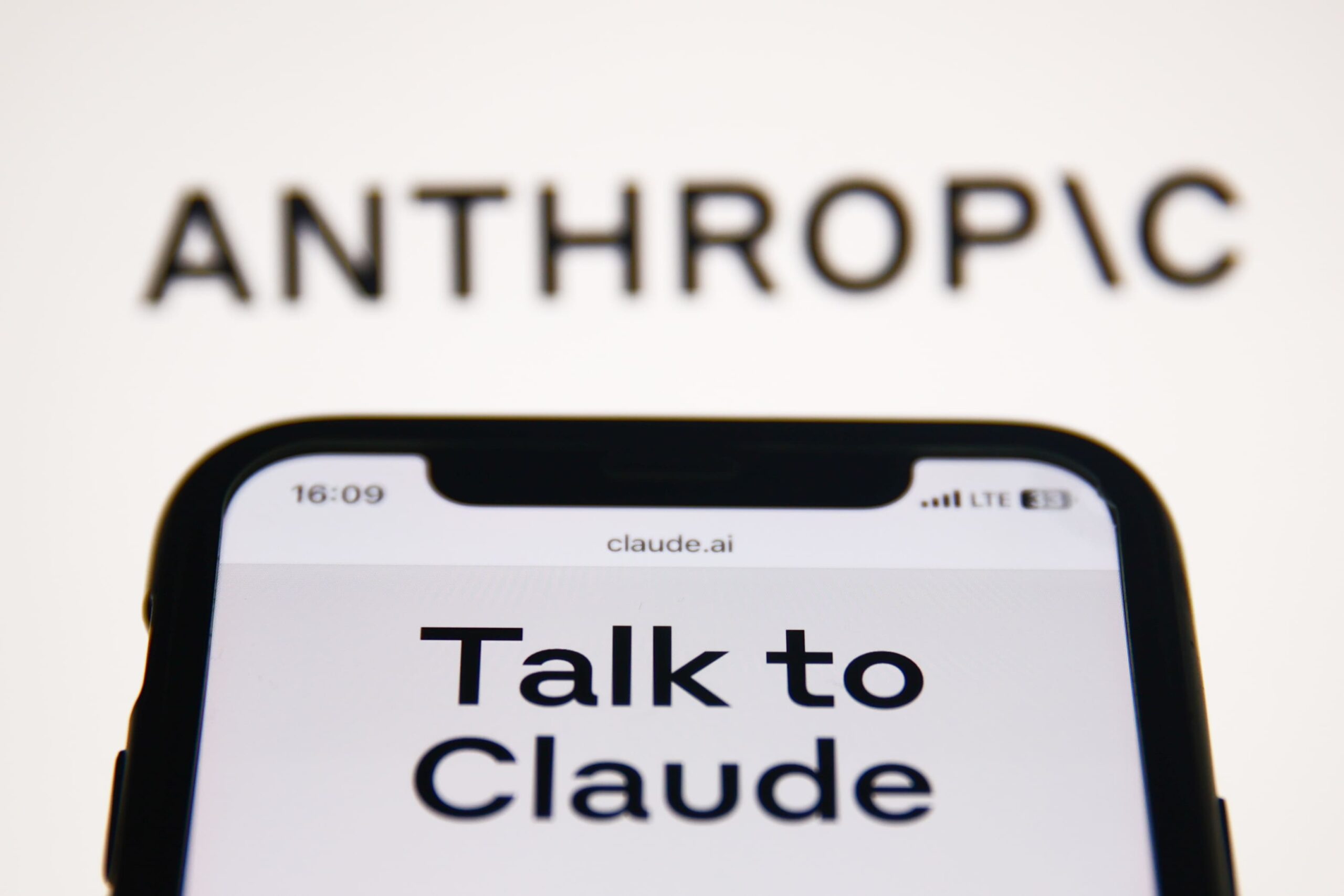 Anthropic Lists New Investors, Excludes Saudi Arabia